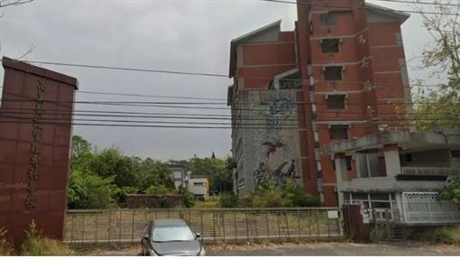 60萬網紅廢校拍片出事　驚見車內長蛆男屍