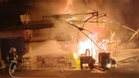 新／暗夜惡火！台中知名水湳市場延燒8攤(圖/翻攝畫面)