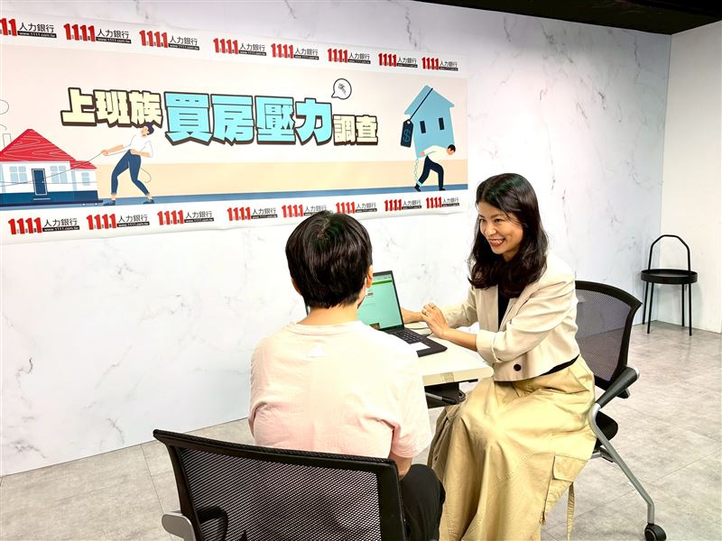曾擁兩間房的單親媽媽Grace,為了創業與女兒學區選擇賣房,卻在房價飛漲、投資失利後跌入「無殼人生」。《夢想轉生術》沒能換來預期的未來,如今月收僅3萬、租屋過活,她坦言再也買不回當年的房子,只能提醒女兒:夢要追,但房要存。(圖/1111人力銀行提供)
