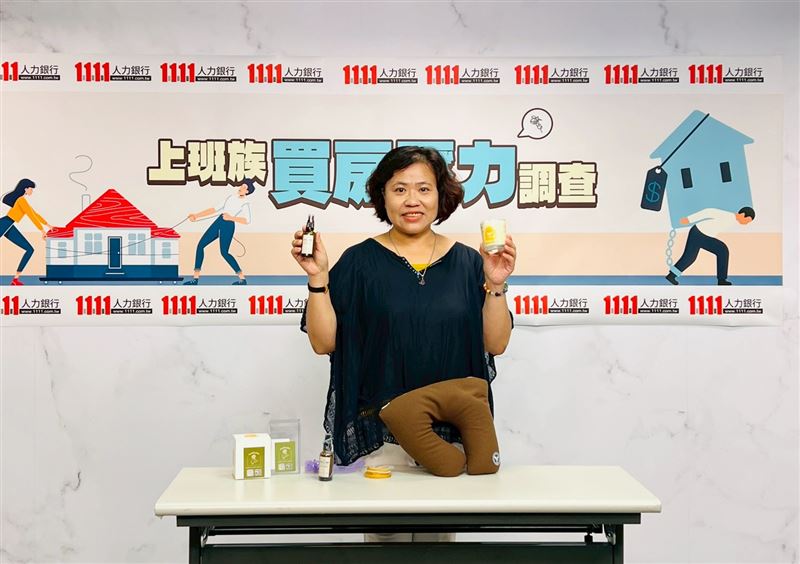 曾擁兩間房的單親媽媽Grace,為了創業與女兒學區選擇賣房,卻在房價飛漲、投資失利後跌入「無殼人生」。《夢想轉生術》沒能換來預期的未來,如今月收僅3萬、租屋過活,她坦言再也買不回當年的房子,只能提醒女兒:夢要追,但房要存。(圖/1111人力銀行提供)