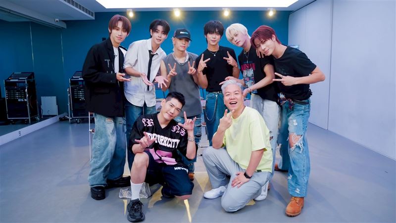 小鹿、阿甘（前排左起）訪問义翔（後排左起）、學駿、D&rsquo;OM、⁩麒文、美祥、柏佑。（圖／民視提供）