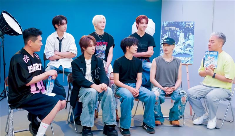 小鹿（左）、阿甘（右）訪問團員「SEVENTOEIGHT」學駿、美祥、柏佑（上排）、义翔、麒文、D&rsquo;OM（下排）。（圖／民視提供）