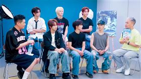 小鹿（左）、阿甘（右）訪問團員「SEVENTOEIGHT」學駿、美祥、柏佑（上排）、义翔、麒文、D’OM（下排）。（圖／民視提供）