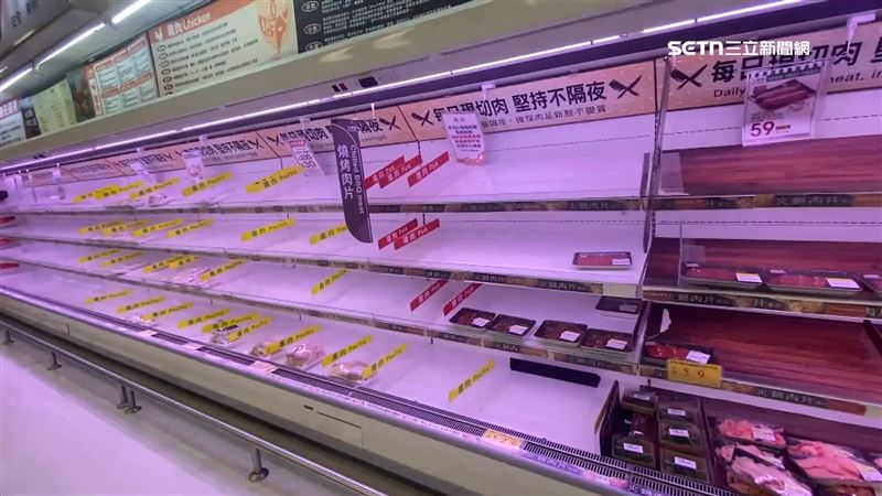 大賣場貨架上的豬肉區空蕩蕩一片