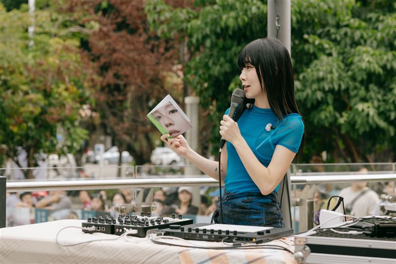白安《星期八》專輯封面是臉部特寫,笑說「拿著就能變成我」。(圖/相信音樂提供)