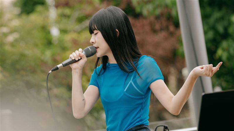 台中百人路邊野餐　「大咖歌手」藏身其中