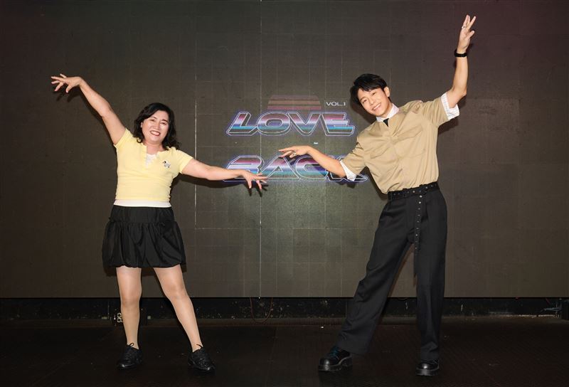 美鳳老師驚喜現身韋禮安復古派對，進行〈珍妮佛〉舞蹈教學。（圖／索尼音樂提供）