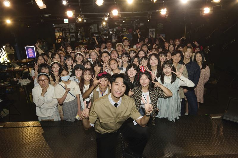 韋禮安歌迷配合復古dress code認真打扮。（圖／索尼音樂提供）