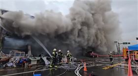 桃園倉庫大火，經營網拍的50旬夫婦死於火場，兒子對此感到萬分沉痛。（圖／翻攝畫面）