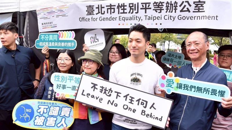 咕嚕咕嚕蔣萬安赴同志大遊行 民眾喊放假