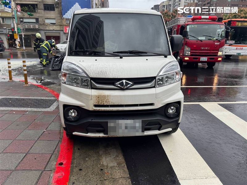 游男駕駛貨車欲右轉信義路時，後方周女機車煞車不及追撞倒地起火。（圖／翻攝畫面）