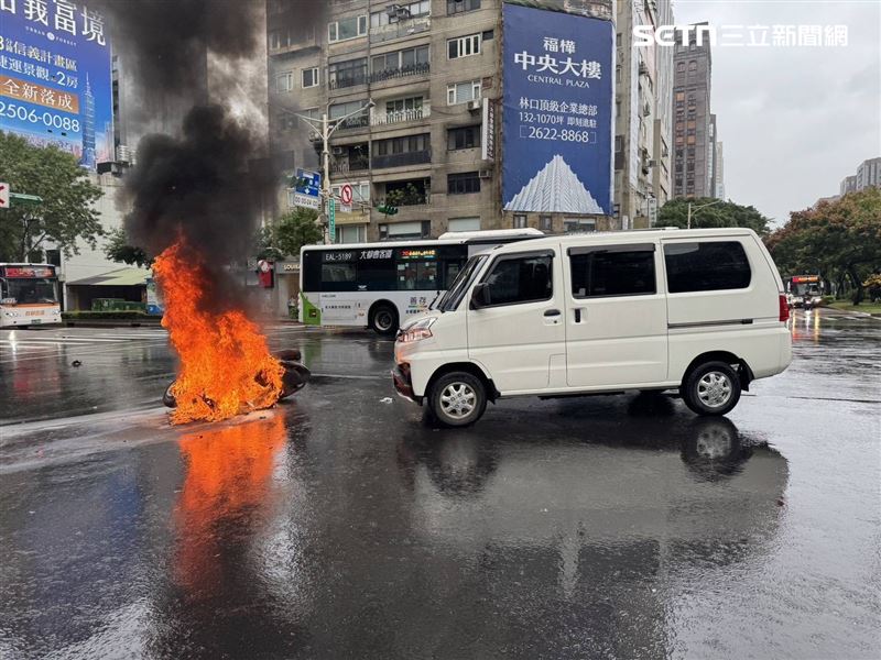 游男駕駛貨車欲右轉信義路時，後方周女機車煞車不及追撞倒地起火。（圖／翻攝畫面）