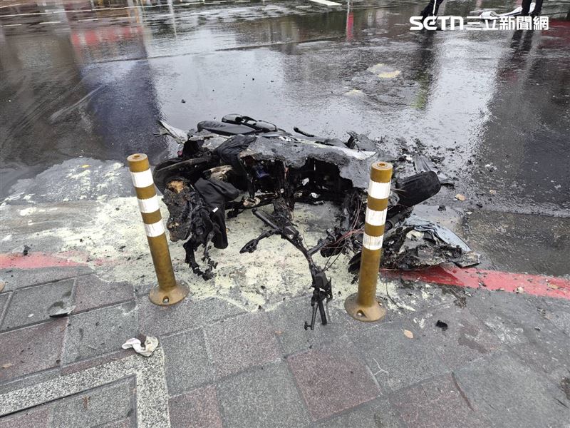游男駕駛貨車欲右轉信義路時，後方周女機車煞車不及追撞倒地起火。（圖／翻攝畫面）