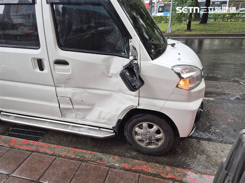 游男駕駛貨車欲右轉信義路時，後方周女機車煞車不及追撞倒地起火。（圖／翻攝畫面）