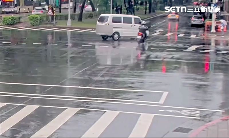 游男駕駛貨車欲右轉信義路時，後方周女機車煞車不及追撞倒地起火。（圖／翻攝畫面）