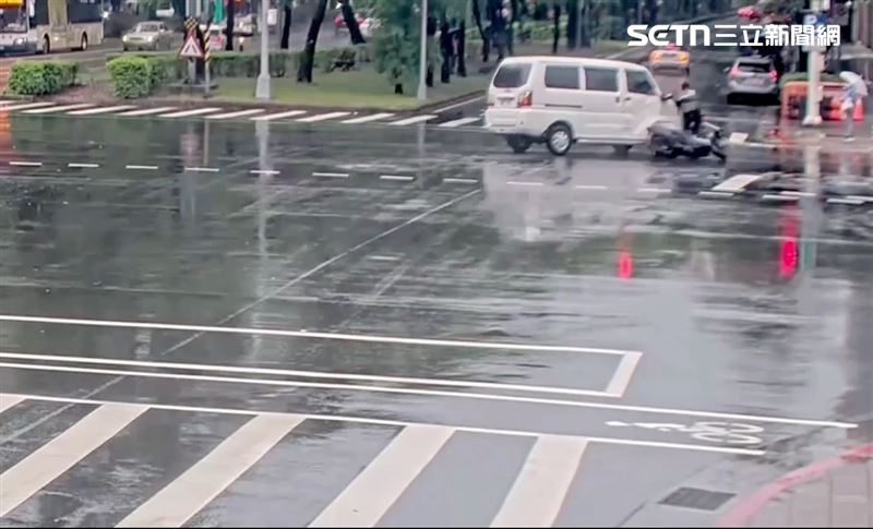 游男駕駛貨車欲右轉信義路時，後方周女機車煞車不及追撞倒地起火。（圖／翻攝畫面）