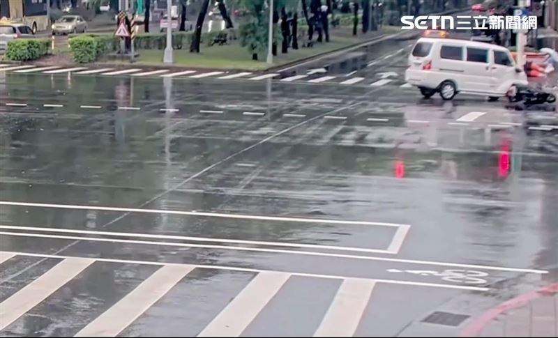 游男駕駛貨車欲右轉信義路時，後方周女機車煞車不及追撞倒地起火。（圖／翻攝畫面）