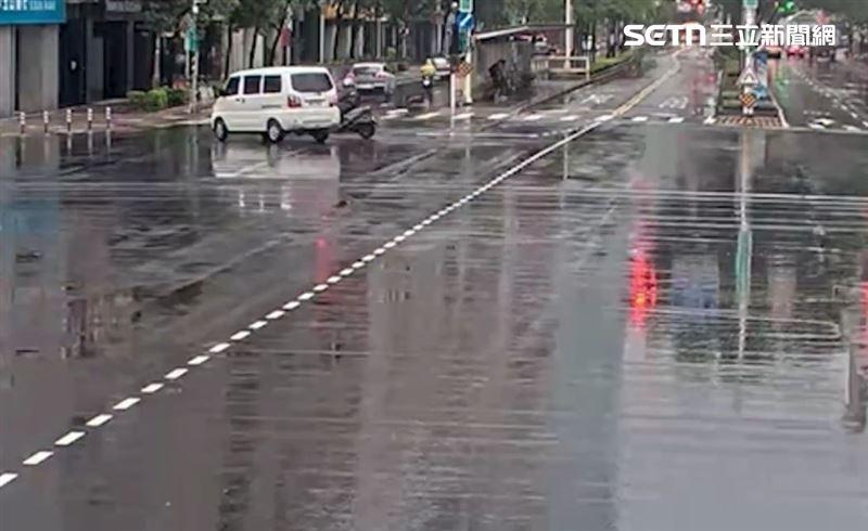 游男駕駛貨車欲右轉信義路時，後方周女機車煞車不及追撞倒地起火。（圖／翻攝畫面）