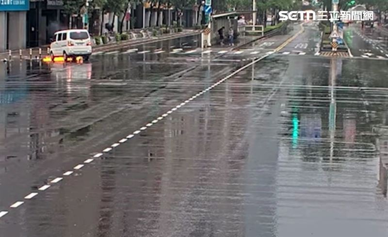 游男駕駛貨車欲右轉信義路時，後方周女機車煞車不及追撞倒地起火。（圖／翻攝畫面）