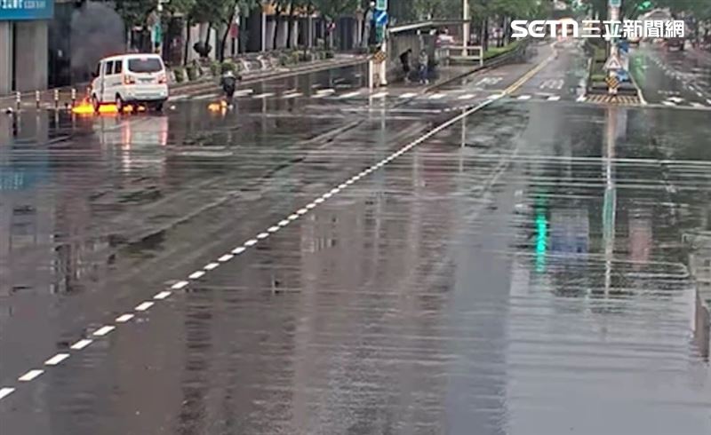 游男駕駛貨車欲右轉信義路時，後方周女機車煞車不及追撞倒地起火。（圖／翻攝畫面）