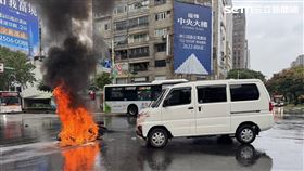 游男駕駛貨車欲右轉信義路時，後方周女機車煞車不及追撞倒地起火。（圖／翻攝畫面）