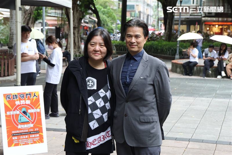 李興文、邱瓈寬寬姐帶領小可樂果劇團演出反詐騙快閃劇。(圖/記者鄭孟晃攝影)