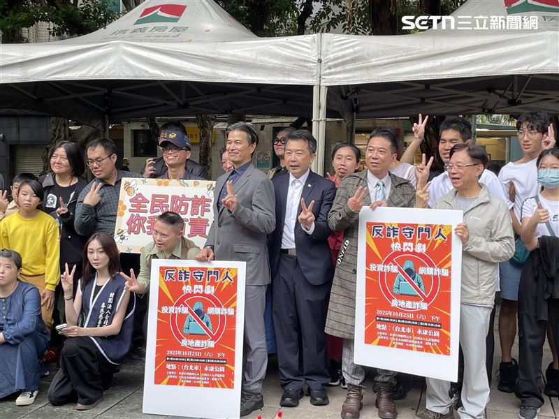 李興文、邱瓈寬寬姐帶領小可樂果劇團演出反詐騙快閃劇。(圖/記者鄭孟晃攝影)