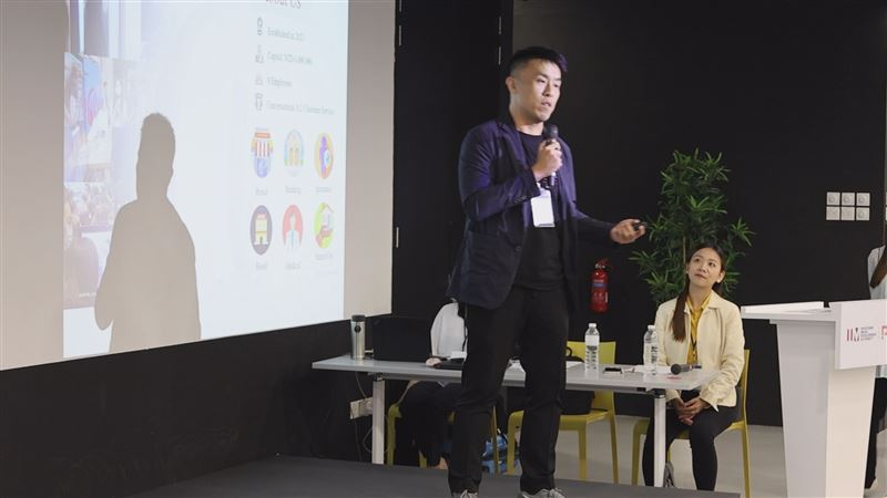 新創廠商之一上台簡報。（圖／新竹縣府提供）