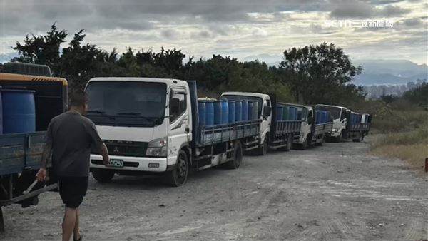 載著廚餘的垃圾車排隊等候進場