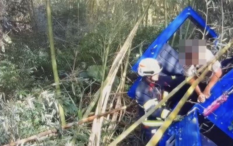 小貨車的開車油門卡死暴衝墜山谷。（圖／翻攝畫面）