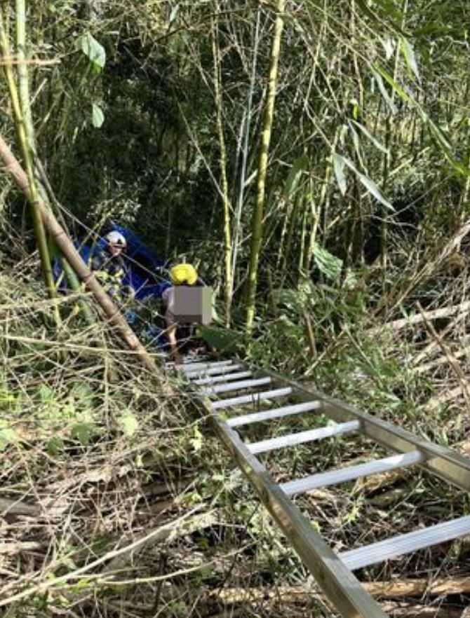 警消人員以美式梯沿邊坡救援。（圖／翻攝畫面）