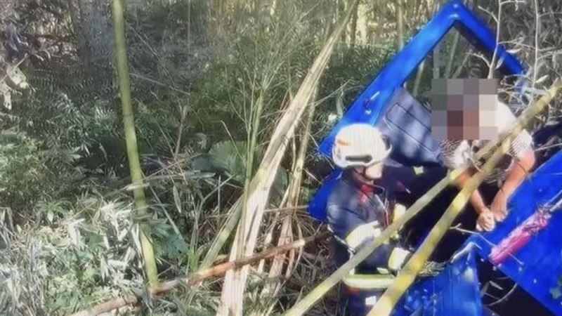 油門卡死!老夫妻墜谷「竹林」成救命關鍵