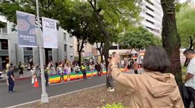 前總統蔡英文驚喜現身同志遊行，與民眾熱情打招呼（圖／蔡英文辦公室提供） 