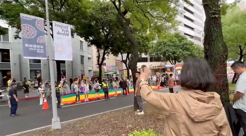 蔡英文驚喜現身同志遊行 民眾嗨翻尖叫