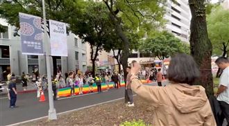 蔡英文驚喜現身同志遊行　民眾嗨翻尖叫