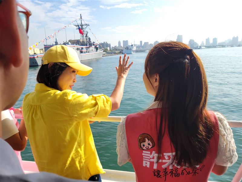 柯志恩選擇第一面看板掛在旗津,代表哪裡跌倒從哪裡站起來。(圖/柯志恩競選辦公室提供)
