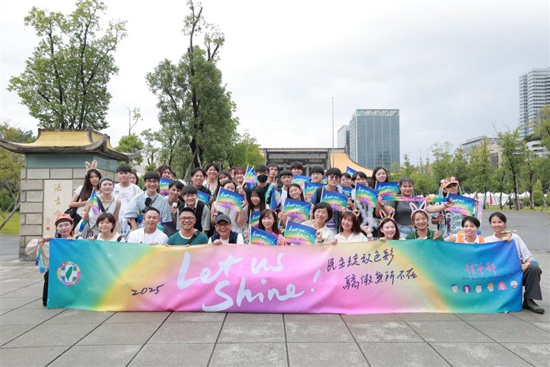 民進黨率隊參加2025同志遊行(圖/民進黨提供)