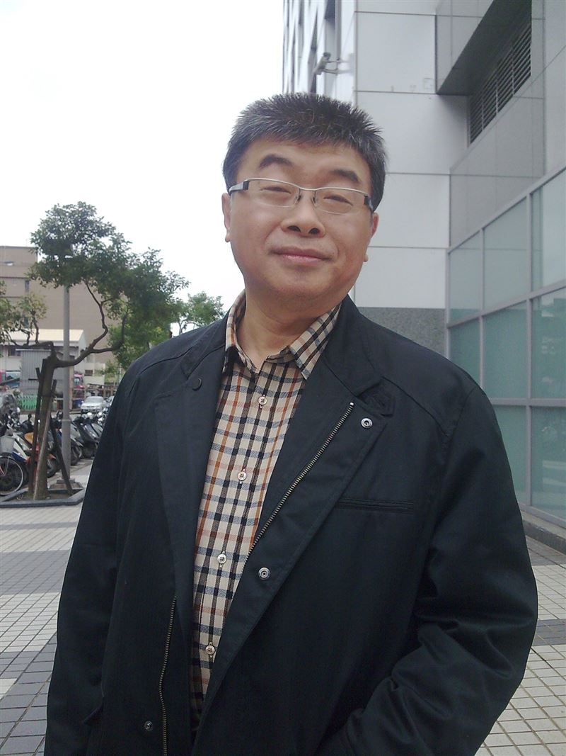 前立委邱毅赴中國北京參加中共舉辦「紀念台灣光復80週年大會」,據了解,會後中國全國政協主席王滬寧招手邱毅上台寒暄。(圖/翻攝自邱毅臉書)