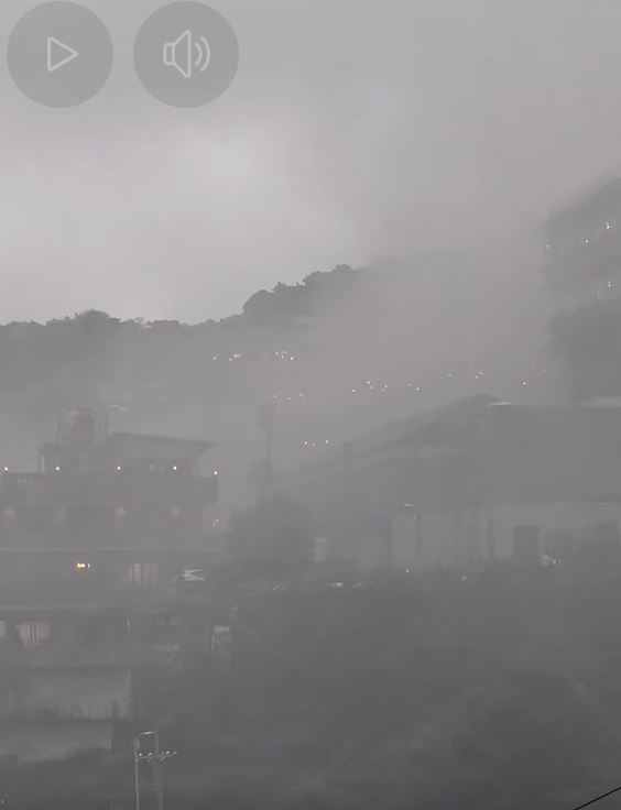九份老街幾乎被濃煙壟罩。(圖/石埤23文創小吃店提供)
