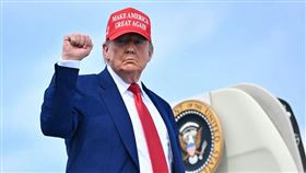 大而美法案是川普第二任期中的重要政策，該法案大幅削減了社會福利，受到各界批評。（圖／翻攝自TruthSocial @realDonaldTrump）