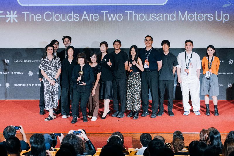 導演陳芯宜（持獎盃者）執導的高雄原創VR作品「雲在兩千米」，榮獲高雄電影節XR金火球大獎肯定。（圖／中央社）