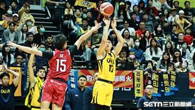 TPBL中信特攻開幕戰，後衛謝亞軒三分線外出手，台新戰神後衛謝銘駿防守。（圖／記者劉彥池攝影）