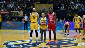 法務部廉政署長馮成到中信特攻主場開球。（圖／翻攝畫面）