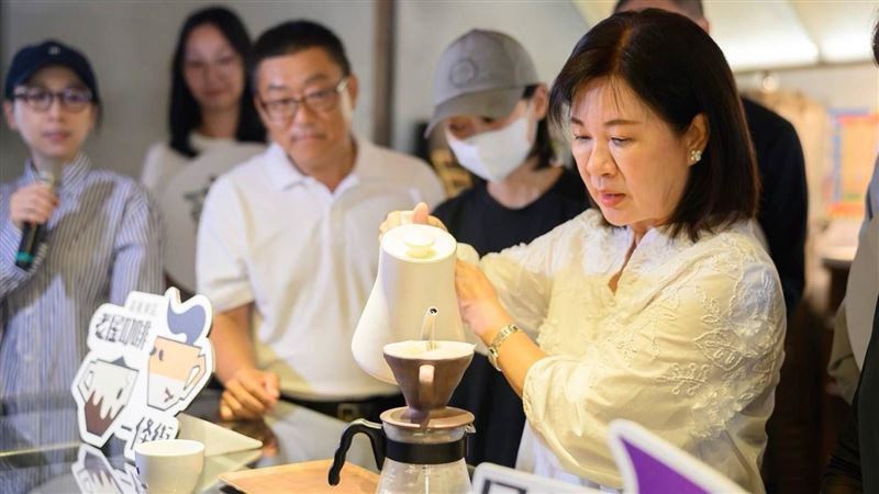 商研院 CDRI 副院長張皇珍在嘉義老屋咖啡以「咖啡手沖」象徵注入能量,咖啡的香氣隨之飄散,寓意街區在能量注入下正式展開「嘉香咖啡生活祭」系列行銷活動。(圖/翻攝畫面)