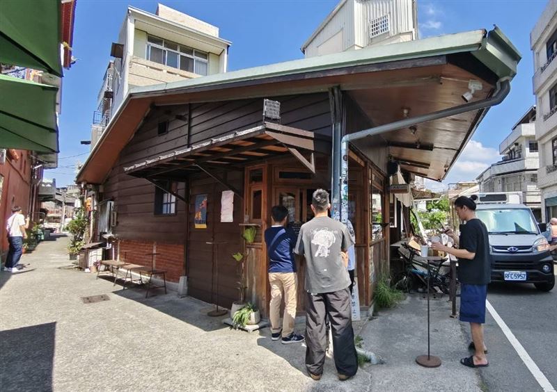 HERMIT咖啡廳建於大正13年(⺠國13年)以霜淇淋甜食賣店為主,選用帶堅果可可風味的中深焙咖啡豆為義式咖啡基底,提供單品手沖咖啡、單品台灣茶。(圖/翻攝畫面)