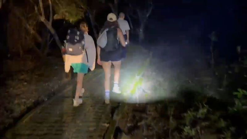 2名外籍女遊客稍早受困墾丁社頂公園，所幸在警消幫助下順利脫困。（圖／翻攝畫面）