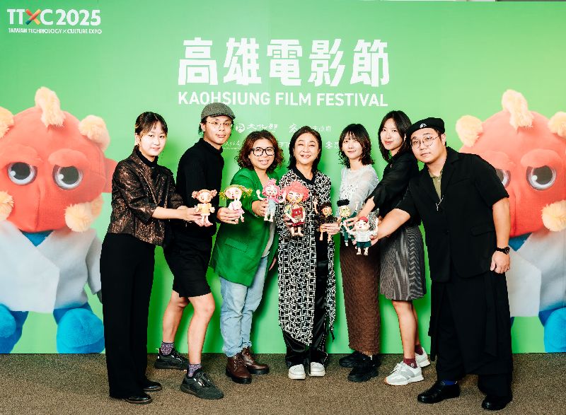 金馬導演黃勻弦（左3）全新停格動畫劇集「我是陳派派」前3集在2025高雄電影節放映，她與劇中獻聲的演員楊麗音（中）及劇組團隊25日出席分享製作過程。（圖／中央社）