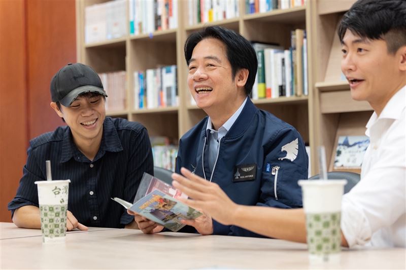 總統賴清德與歷史作家李文成、知識型YouTuber林辰對談,回憶在金門當兵的往事(圖/總統府提供)
