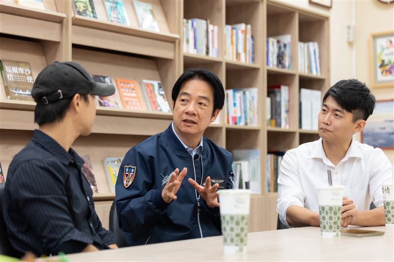 總統賴清德與歷史作家李文成、知識型YouTuber林辰對談,回憶在金門當兵的往事(圖/總統府提供)