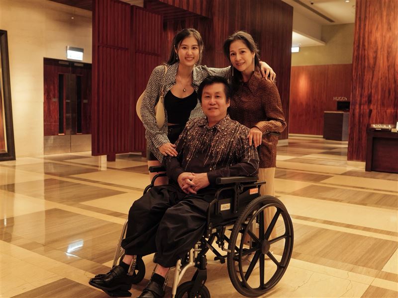 歌手鄭智化(前)控訴在深圳機場對待身障旅客的態度。(圖/翻攝自鄭智化臉書)